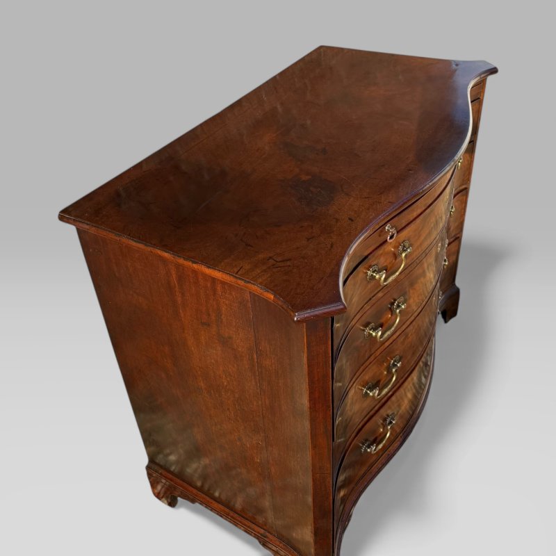 Antique Georgian 1760 Mahogany Serpentine Chest Of Drawers with Brushing Slide - Image 6
